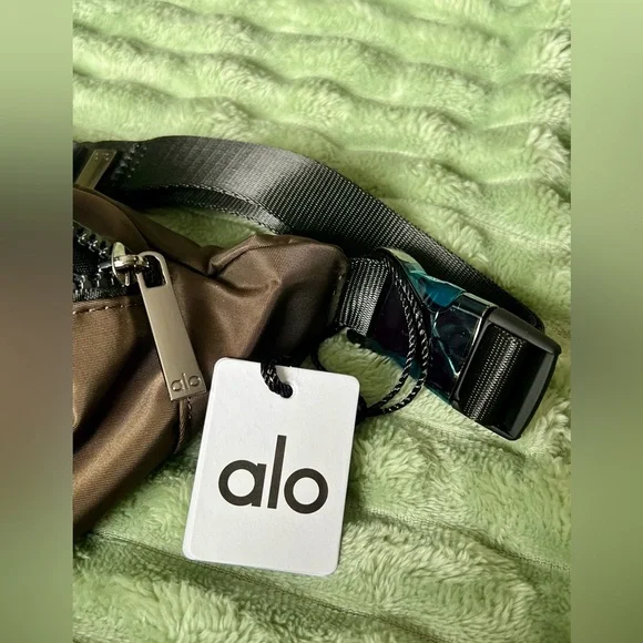 ALO Explorer Fanny Pack in Espresso NWT - Picture 2 of 7